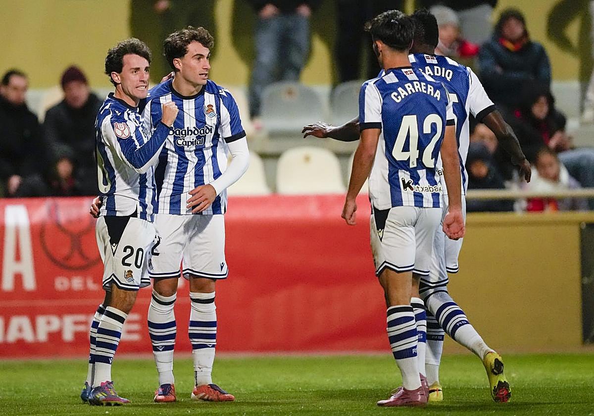 Los jugadores de la Real celebran uno de sus goles al Reus